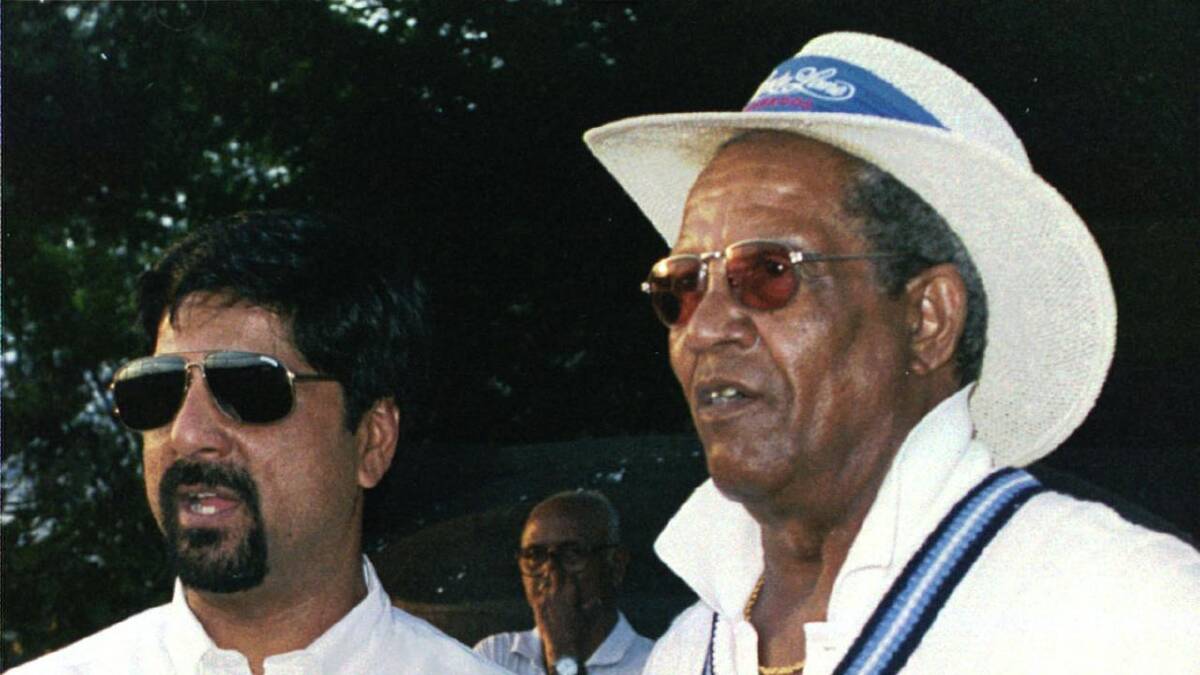 Sir Garfield Sobers with former India captain Krishnamachari Srikkanth in India in 1998.  (AP PHOTO)