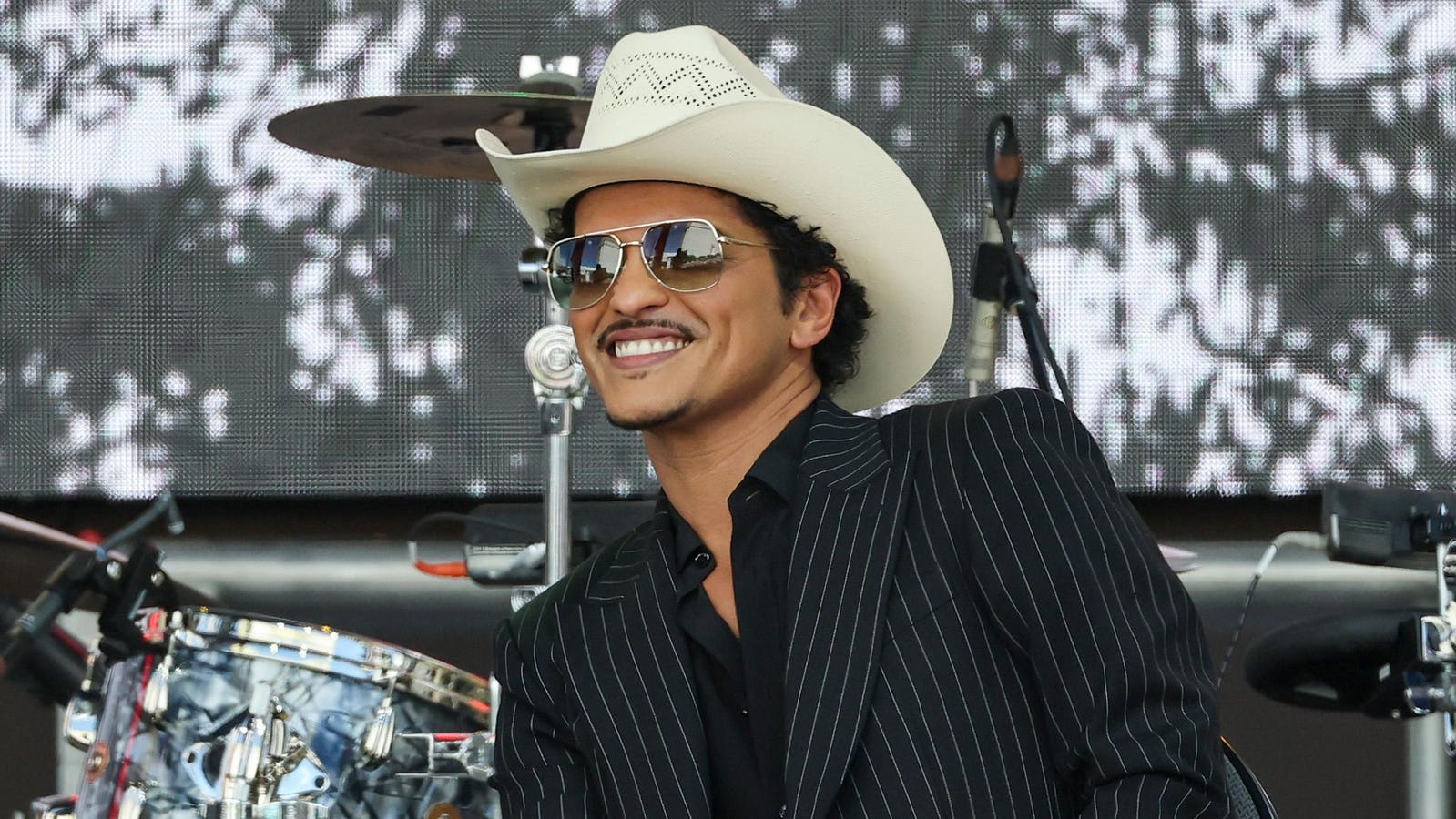 Bruno Mars Replaces Drake At No. 1 And Makes History