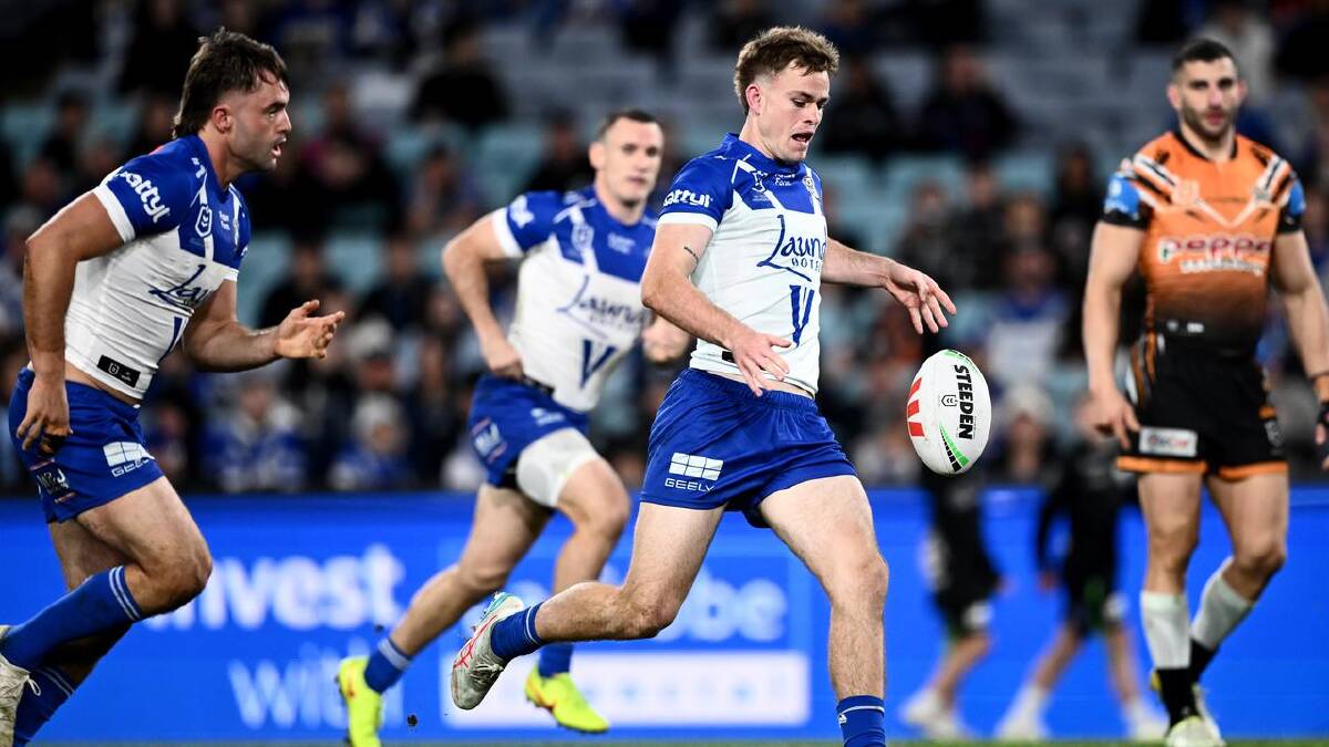 Lachlan Galvin (c) combined with Sean O'Sullivan in the halves against Wests Tigers. (Dan Himbrechts/AAP PHOTOS)