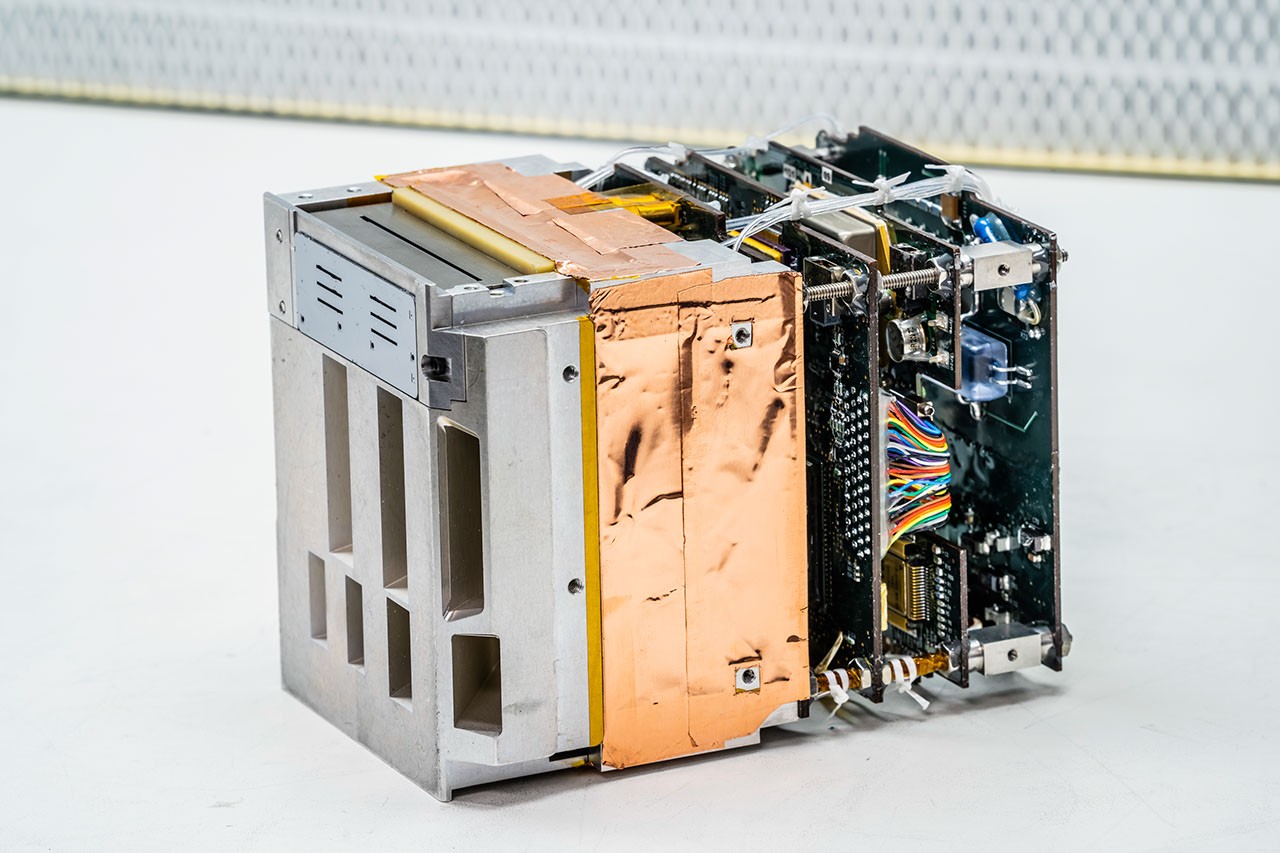 A New Compact Instrument Enables High-Fidelity Measurements of Energetic Particles on CubeSats