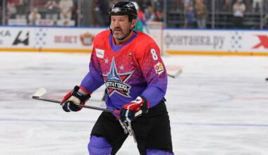 Washington Capitals star Alex Ovechkin crashes a couple's wedding photo shoot on a hotel staircase