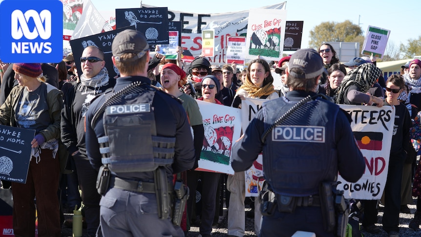 Hundreds march on secretive military base Pine Gap in Alice Springs, in biggest protest at site in decades