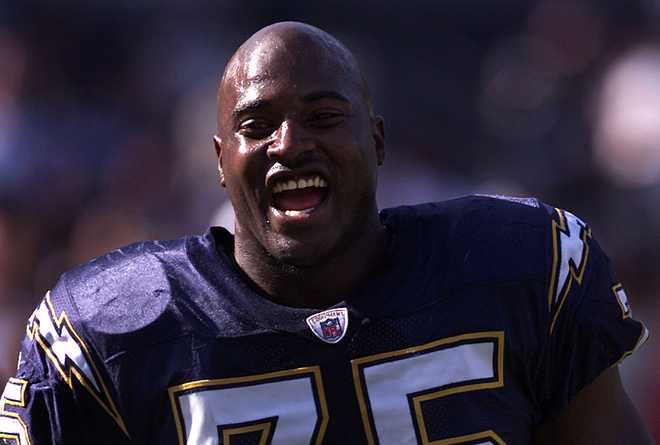057100.SP.1208.Chargers.VC Charger defensive end Marcellus Wiley is loose prior to game against the 057100.SP.1208.Chargers.VC Charger defensive end Marcellus Wiley is loose prior to game against the Raiders at Qualcomm Stadium on Dec.8, 2002. (Photo by Vince Compagnone/Los Angeles Times via Getty Images)