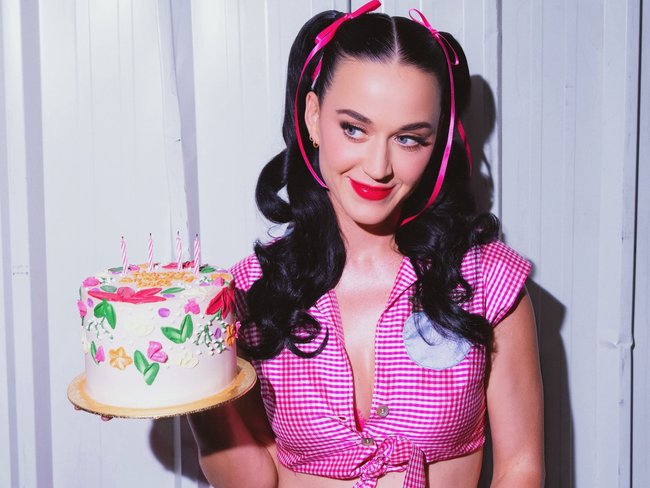 Katy Perry performed at the Isle of MTV Malta festival, where her on stage water bottle crowd surf went wrong. 