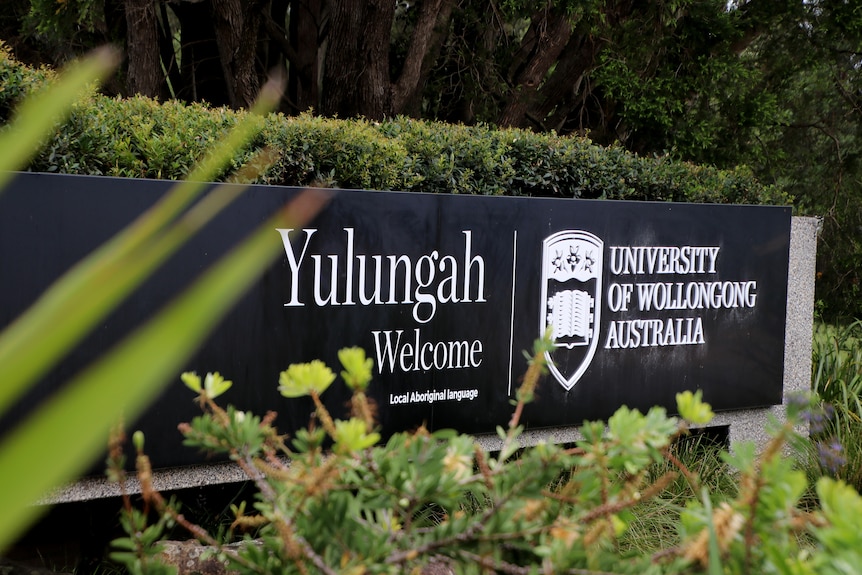 University of Wollongong black campus sign