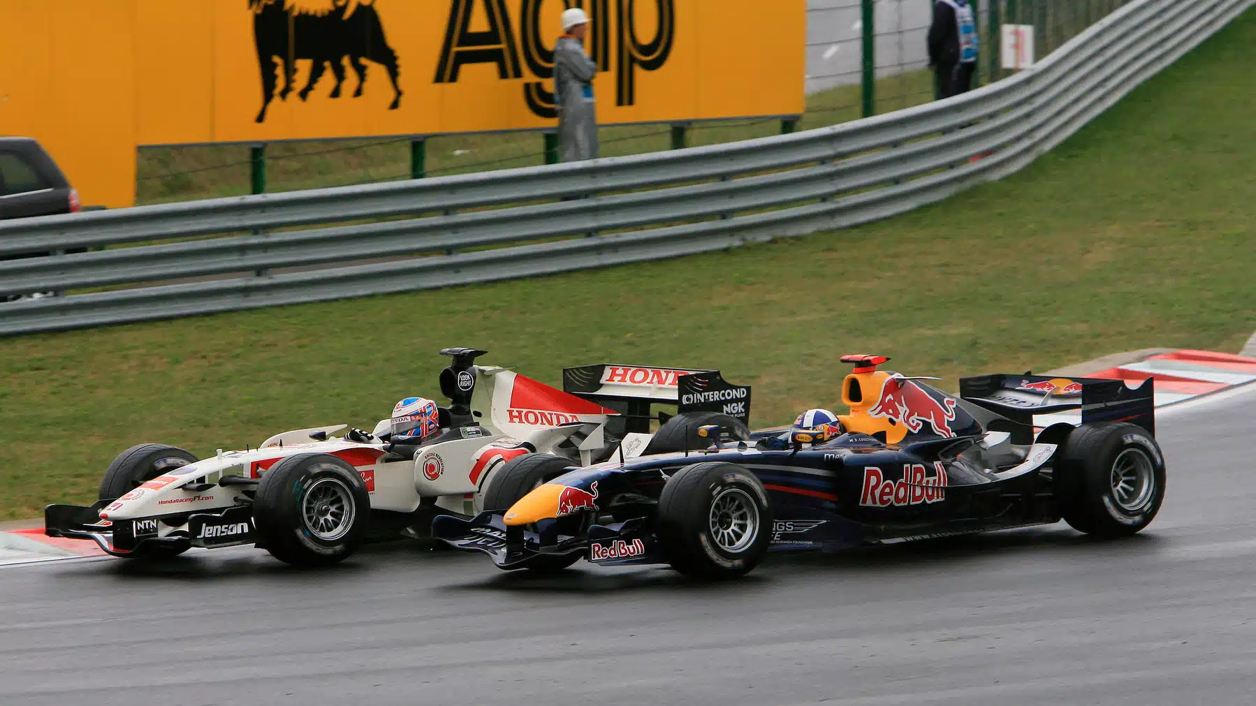 Jenson Button (Honda) and David Coulthard (Red Bull-Ferrari) fight hard in the wet 2006 Hungarian Grand Prix