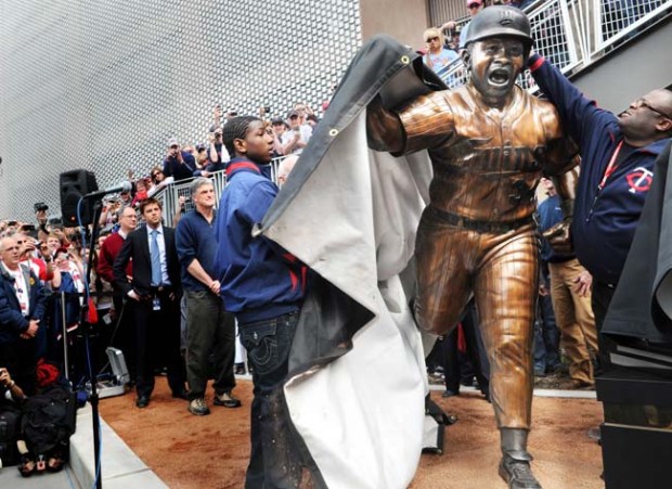 A statue of Kirby Puckett is unveiled by his son, Kirby Puckett Jr., left, and Al Neuman before the Twins home opener April 12, 2010.(Pioneer Press: Jean Pieri)