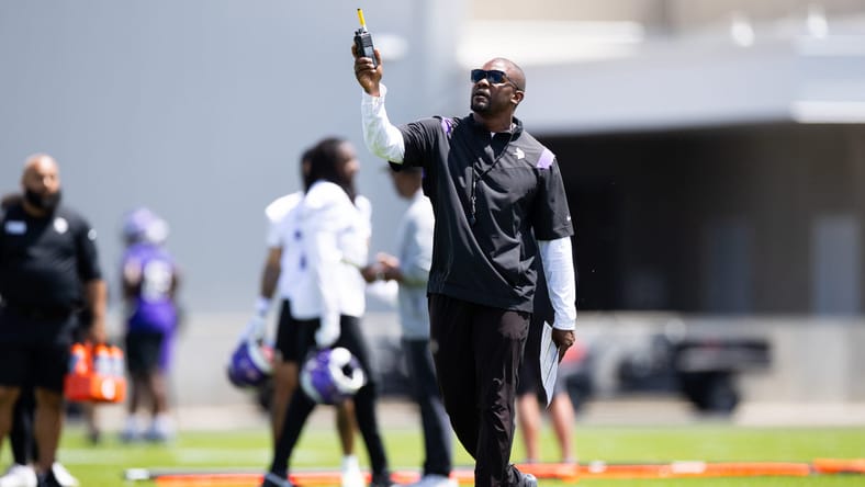 Brian Flores - Minnesota Vikings practice