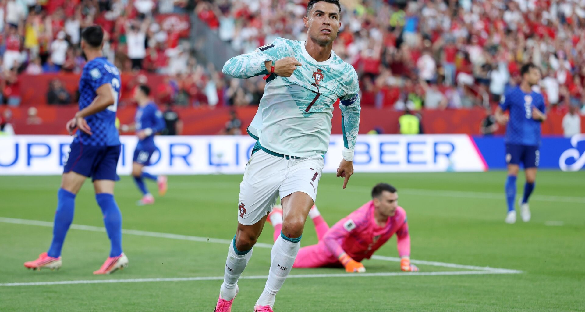 Drake Shares Photo with Cristiano Ronaldo from World Cup, Jokes They're 'Same Height'