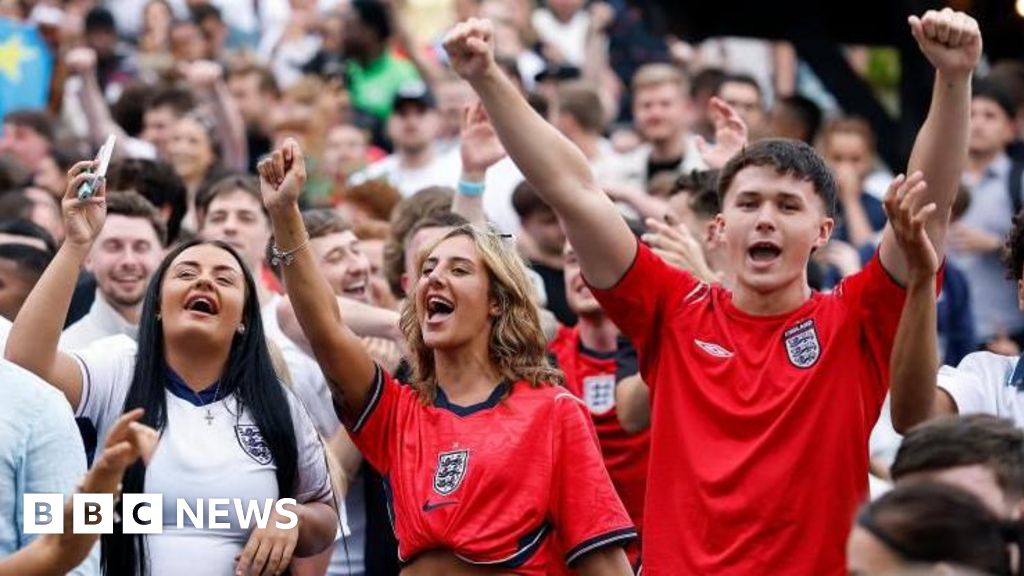 Pubs and police brace for England-Mexico 1am kick-off after Fifa U-turn - BBC
