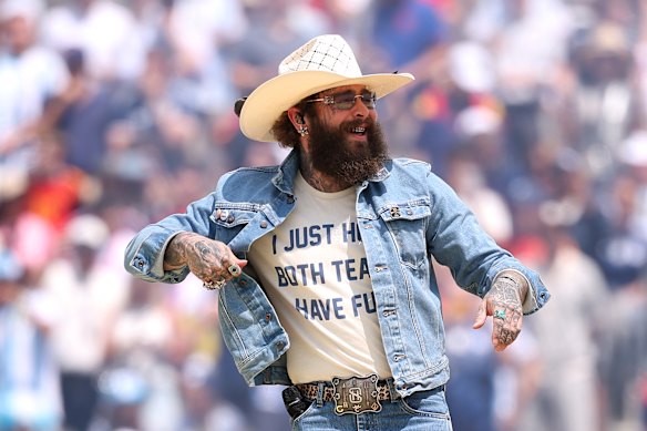 Post Malone donned a cheeky shirt for the opening ceremony: “I just hope both teams have fun”.