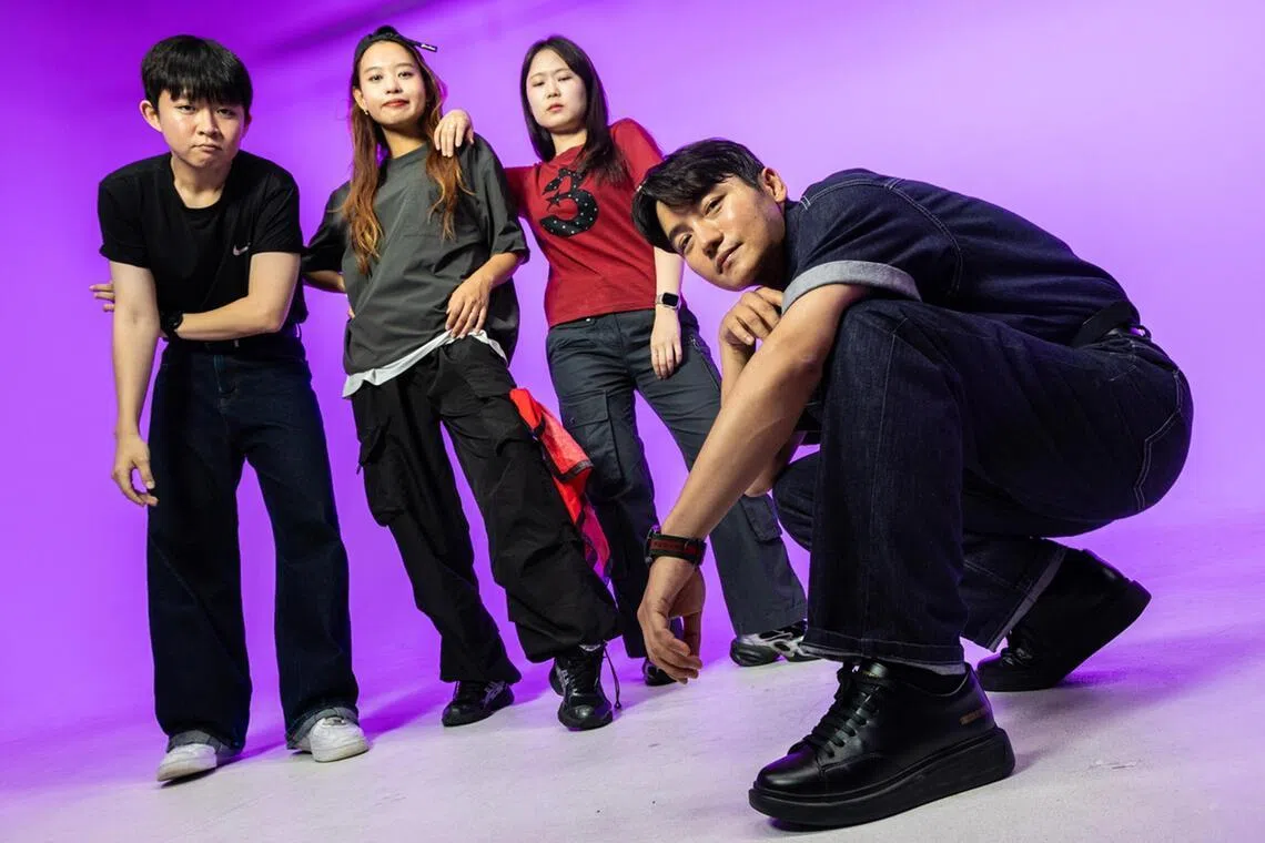 (From left) Elementary school teachers Jeong Ji-yong, Bae Jio, Lee Su-yeon and Lee Hyun-gil use K-pop to connect with their students.