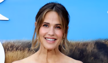 Jennifer Garner: Review of The Five Star Weekend co-starring Chloe Sevigny