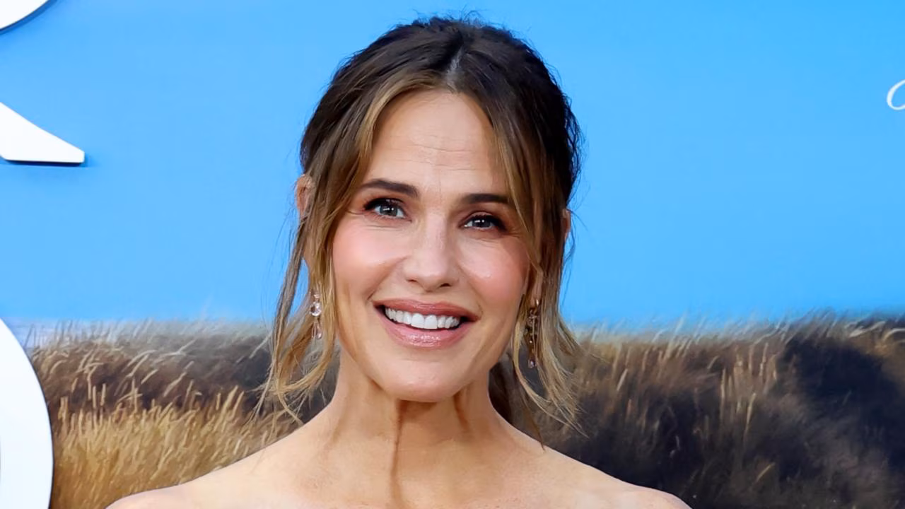 Jennifer Garner: Review of The Five Star Weekend co-starring Chloe Sevigny