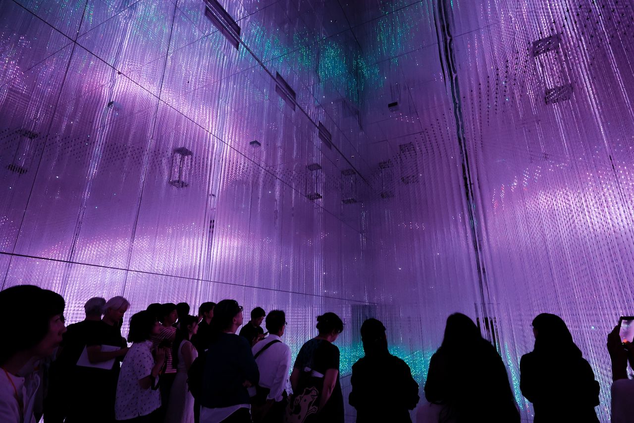 Mirrored surfaces and innumerable points of light generate sculptural forms in “Infinite Crystal World.” (© Nippon.com)