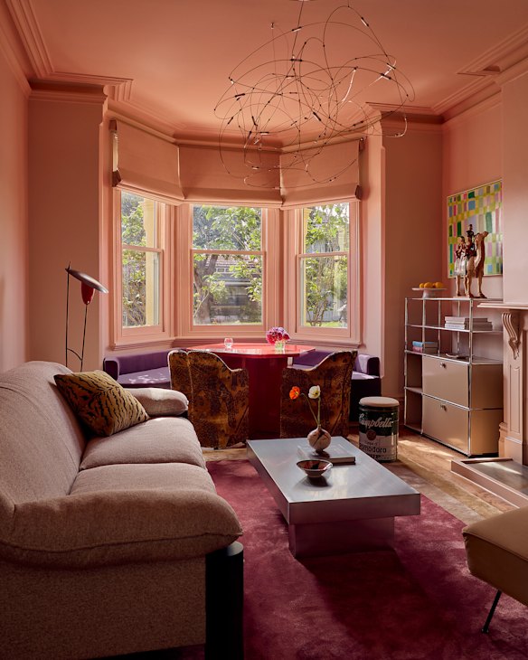 This room designed by Melbourne design firm Studio Tali Roth applies a variety of techniques, including colour drenching and reflective materials to create a greater illusion of space.
