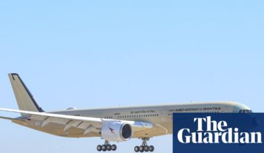 Qantas plane flies for more than 24 hours in record-breaking flight | Qantas