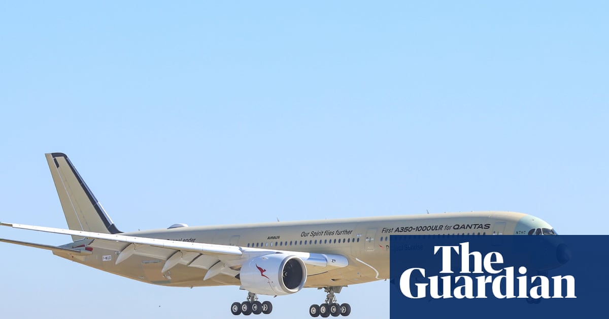 Qantas plane flies for more than 24 hours in record-breaking flight | Qantas