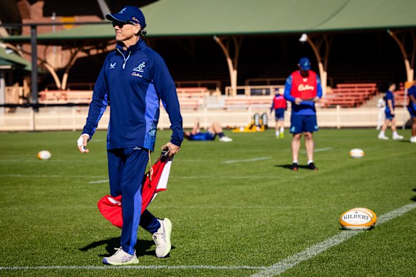 Wallabies Head Coach Les Kiss attends training at the North Sydney Oval.
