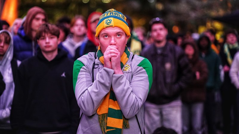 Socceroos World Cup match: Thousands of fans pack Federation Square for early morning clash against Egypt