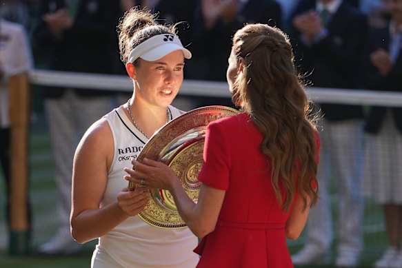 Noskova received the winner’s trophy from the Princess of Wales.