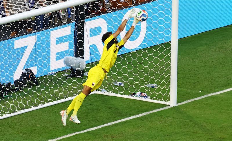 Football: Soccer-Cape Verde World Cup hero Vozinha agrees move to Chile's Colo Colo