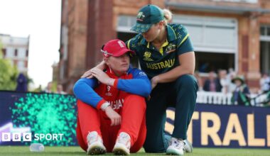 Danni Wyatt-Hodge & Ellyse Perry in batting action