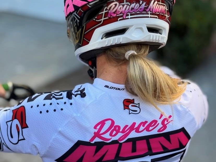 Lauren Reynolds pictured from behind with Royce's Mum written on her helmet and kit