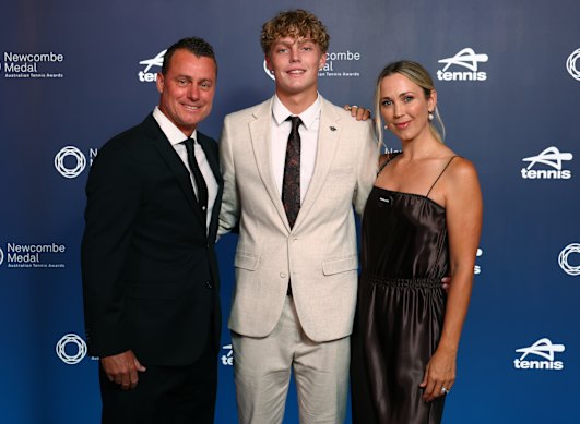 Hewitt (middle), with his parents Lleyton and Bec, at last year’s Newcombe Medal function.