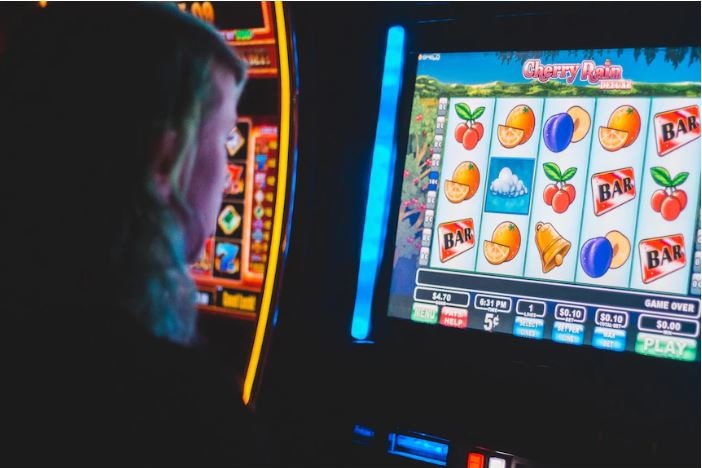 Gambling addiction advocates want new laws applied to all poker machine operators.