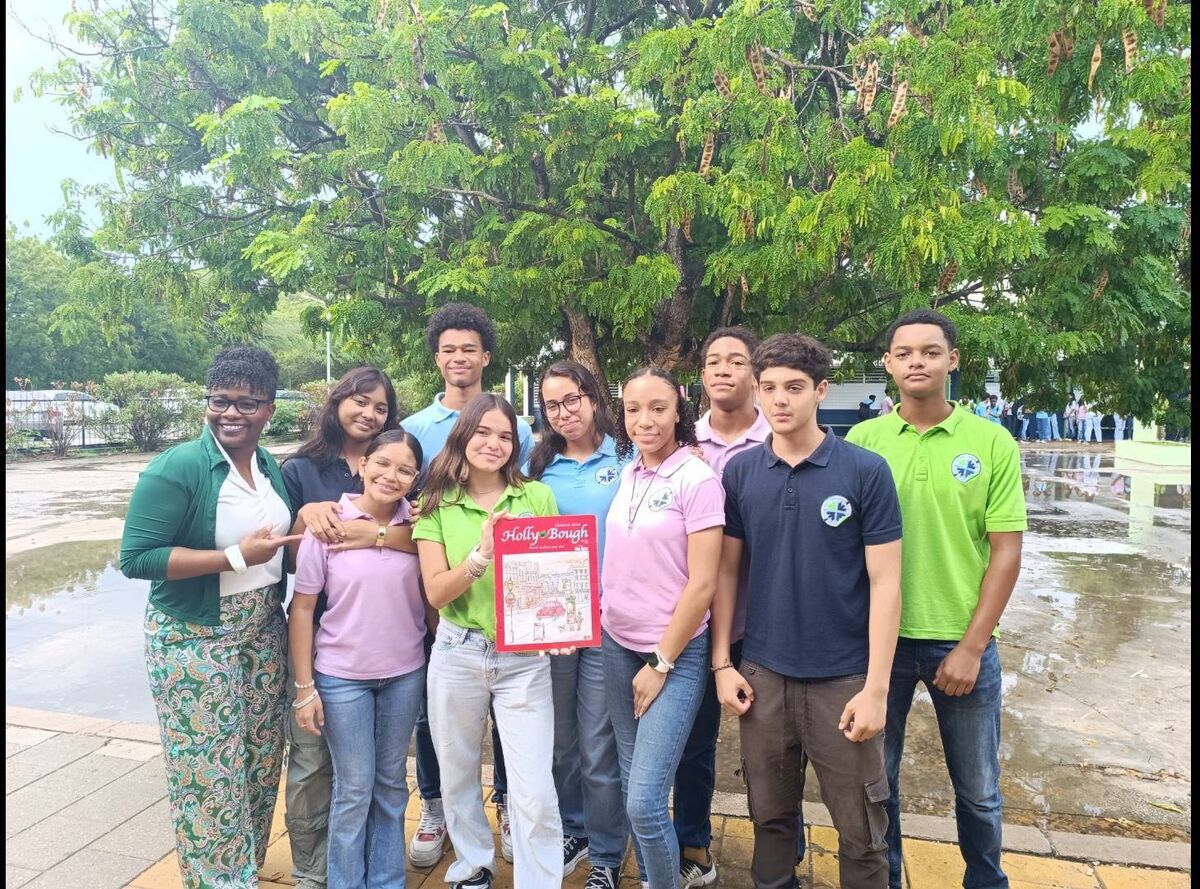 Students from Coláiste Eamann Rís with the principal of Radulphus College Willemstad, Curacao who were involved with an Erasmus project with the school. 