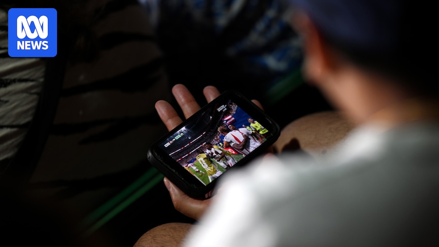 Wimbledon matches briefly interrupted as England fans watch World Cup on phones