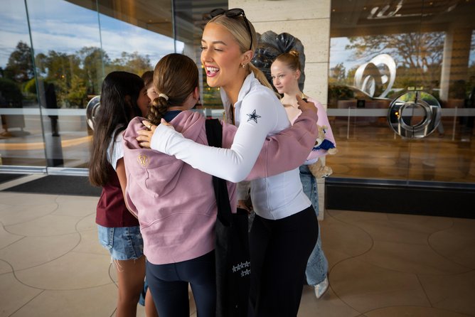 Faith Ward meets fans.