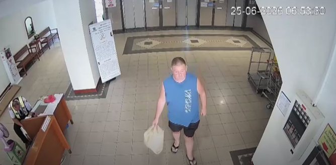 CCTV of Simon Carman, who was arrested on Friday evening at the Suvarnabhumi International Airport in Bangkok for allegedly killing 17-year-old Tunchanok Donhomla and stuffing her body into a suitcase.
