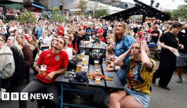 World Cup: Police criticise timing of decision on pubs staying open for England match - BBC