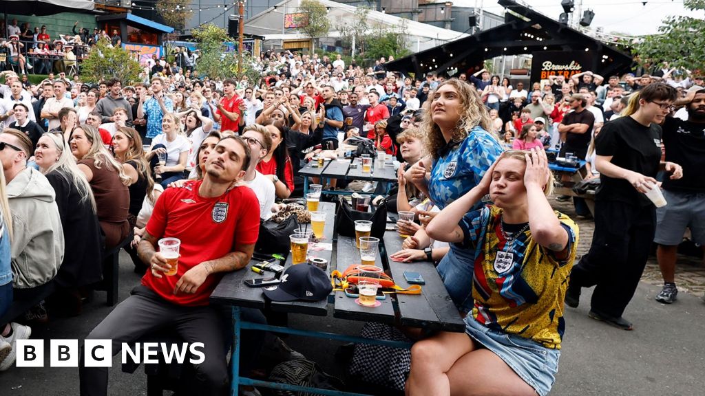 World Cup: Police criticise timing of decision on pubs staying open for England match - BBC