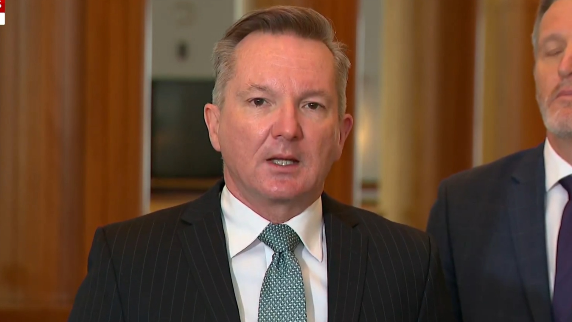 Bowen calls on watchdogs to investigate electricity retailers not properly passing on falling costs