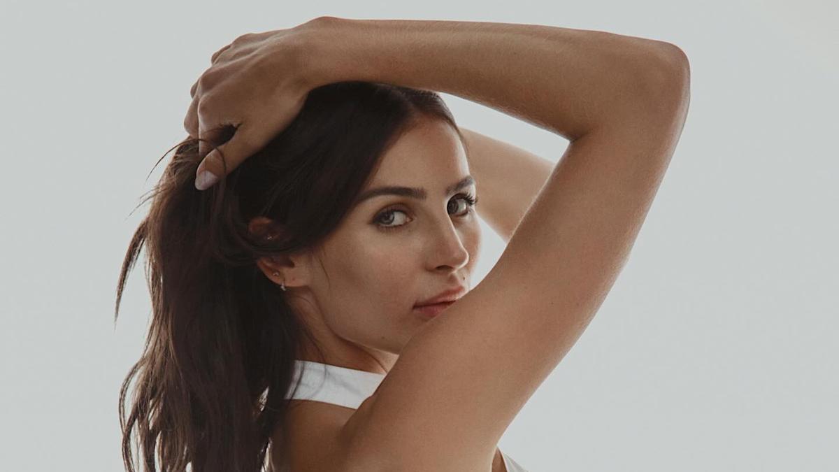 Indy Clinton to launch mystery business venture called Behind the Laundry Door, posing in steamy photoshoot