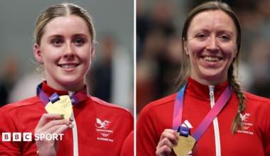 Emma Finucane and Anna Morris with Commonwealth Games gold medals