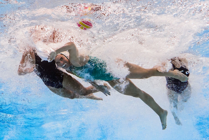 Tilly Kearns under water