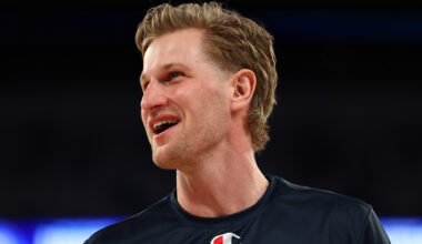 United re-sign guard on one-year deal