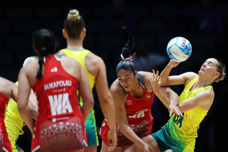Kiera Austin collides with 'otolose Fainga'anuku during the Glasgow Commonwealth Games netball.
