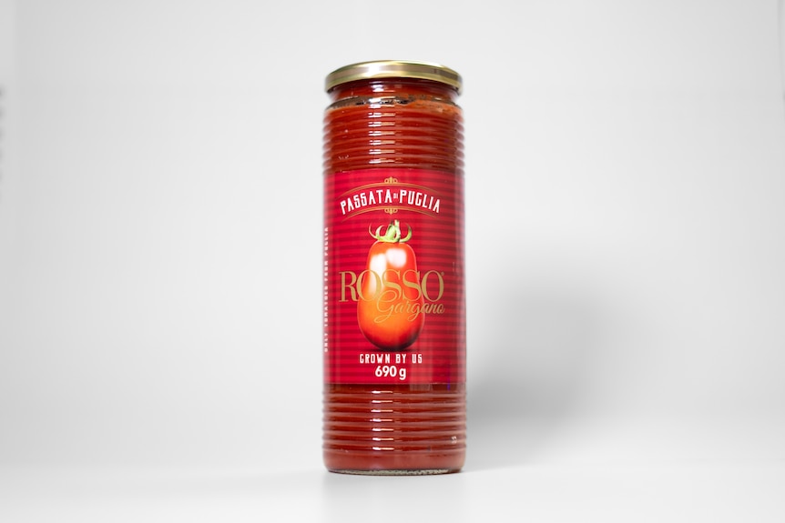 A jar of passata from the brand Rosso Gargano, in front of a white background.