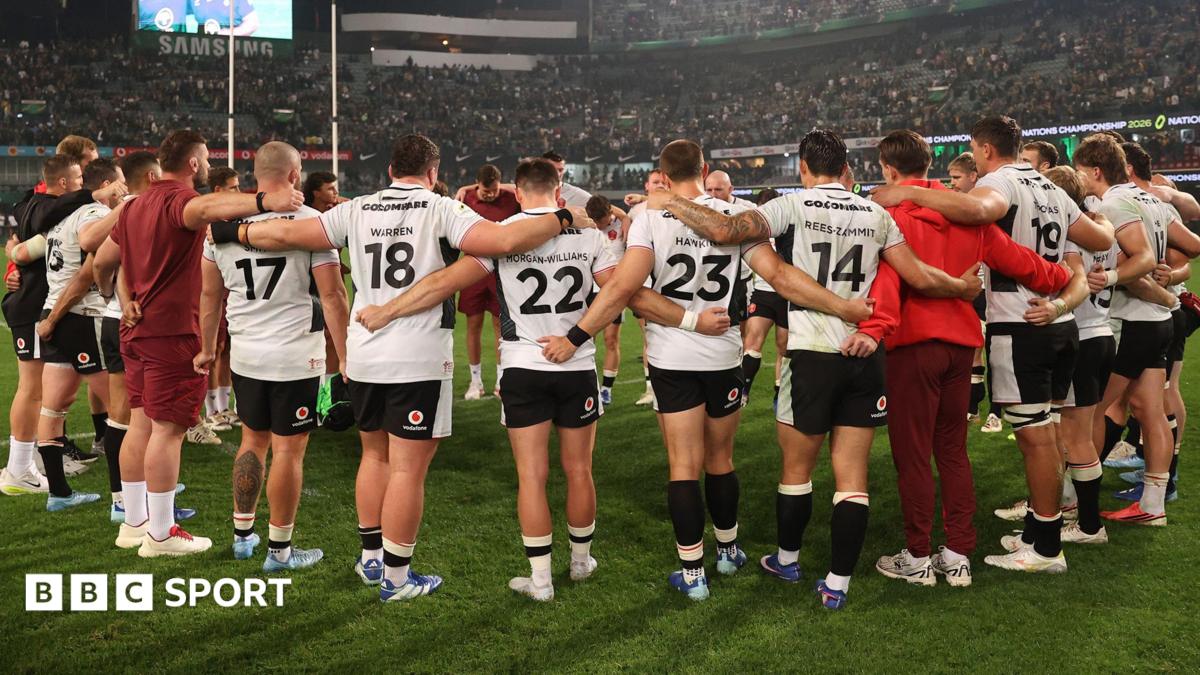 Wales players in a huddle after 43-0 defeat to South Africa