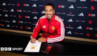 Youri Tielemans signs his Man Utd contract