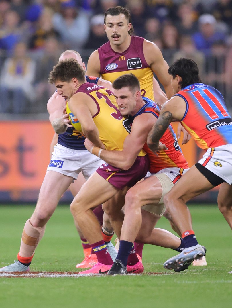 Elliot Yeo tackles.