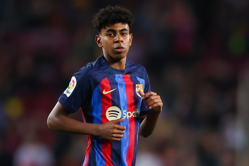 A young Lamine Yamal runs during a Barcelona game