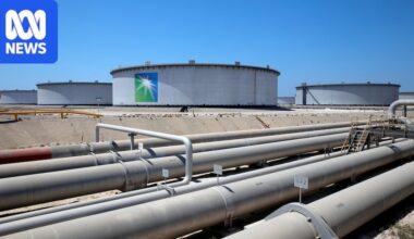 Oil prices jump back over $US100 a barrel as Middle East conflict widens