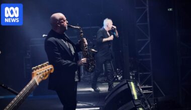 Cold Chisel saxophonist Andy Bickers dies from cancer, tributes paid to 'incredible musician'