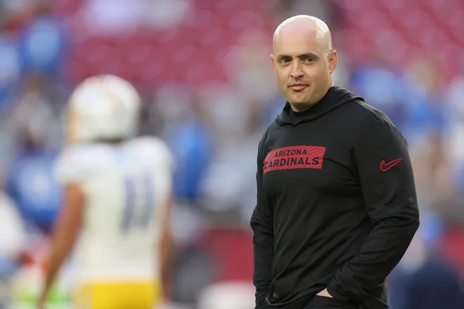 GLENDALE, ARIZONA - OCTOBER 21: Offensive coordinator Drew Petzing of the Arizona Cardinals during the NFL game against the Los Angeles Chargers at State Farm Stadium on October 21, 2024 in Glendale, Arizona. The Cardinals defeated the Chargers 17-15. (Photo by Christian Petersen/Getty Images)